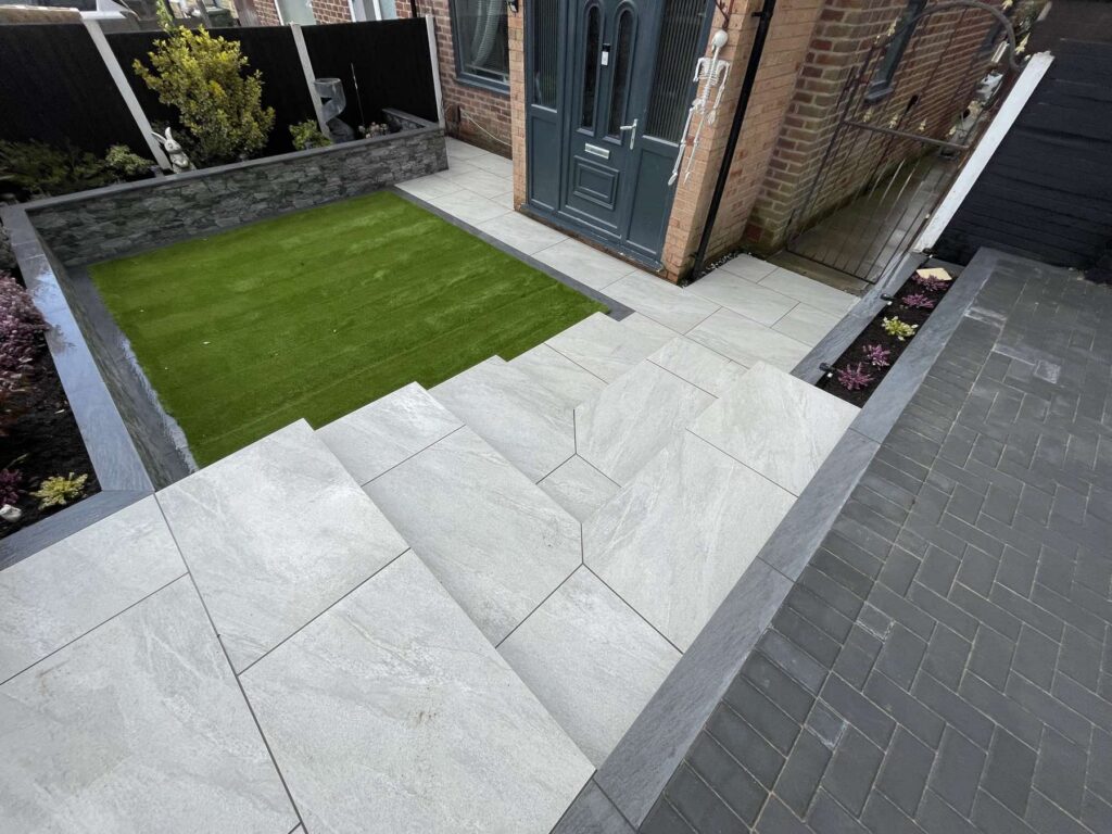 Front garden with porcelain steps, lawn and block paving