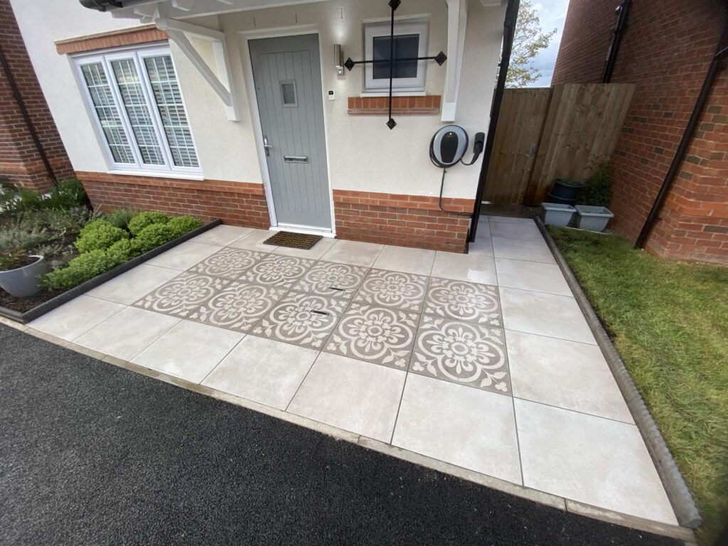 Front path in porcelain with a patterned feature tile panel