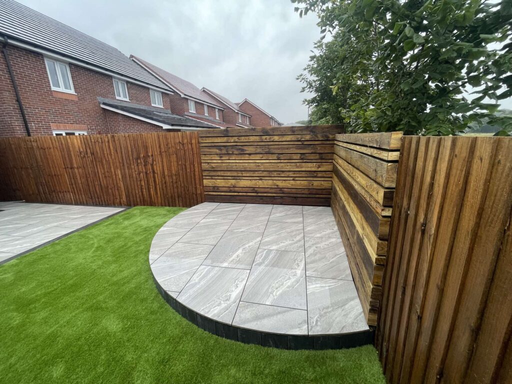 Raised curved porcelain platform with artificial lawn